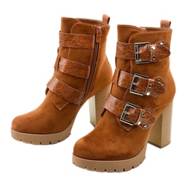 Braune Wildlederstiefeletten auf dem Lilybank Post 2