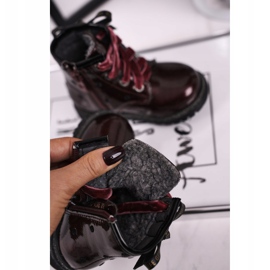 EVE Kastanienbraun lackierte Stiefel Essie rot 1