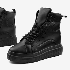 Schwarze Sportstiefel auf der Aethireisis-Plattform 1