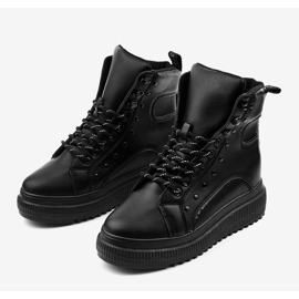 Schwarze Sportstiefel auf der Aethireisis-Plattform 2