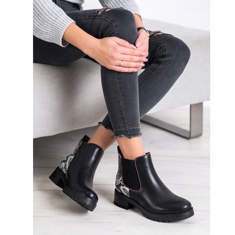 SHELOVET Bequeme Stiefel mit Schlangenprint weiß schwarz 1