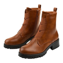 Braune Stiefel auf dem Pfosten von isoliertem Chanhett 2