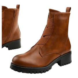 Braune Stiefel auf dem Pfosten von isoliertem Chanhett 1