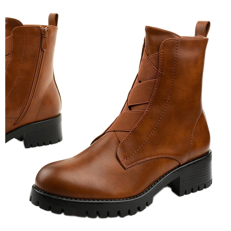 Braune Stiefel auf dem Pfosten von isoliertem Chanhett 1