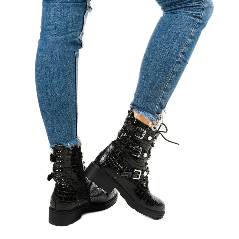 Schwarze flache isolierte Stiefel Torwain Perlen 2