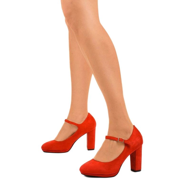 Rote Wildleder-Pumps am Neridan-Pfosten 1