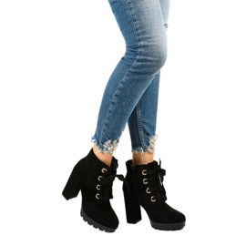 Schwarze Stiefeletten aus Athlis Öko-Wildleder 1