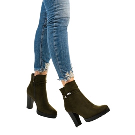 Grüne hohe Stiefel auf dem Vabella-Pfosten 1