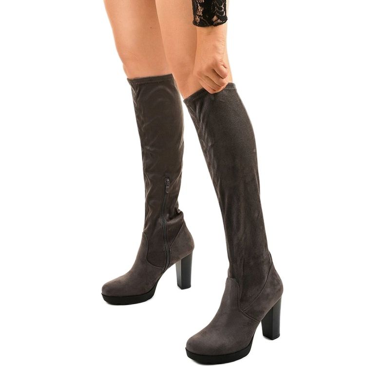 Graue Stiefel am Pfosten aus Funnyfreeze Öko-Wildleder 1