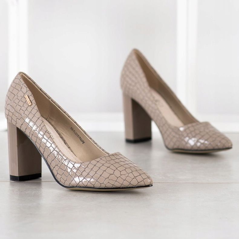 Goodin Stilvolle Pumps auf einer Säule beige 1