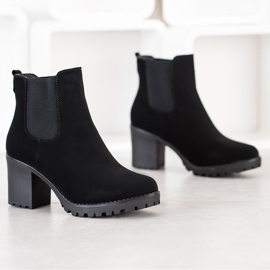 Queentina Chelsea Boots aus Textil auf einer Säule schwarz 1