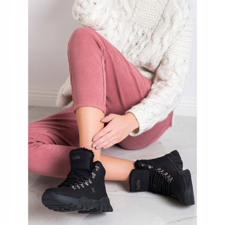 Kylie Schwarze Trapper mit Schaffell 1