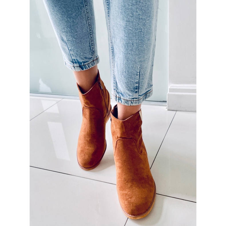 BM Stiefel auf einem versteckten Keilkamel ZT1013 Camel braun 1