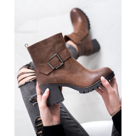 SDS Stilvolle Arbeiter an einer Bar braun 2