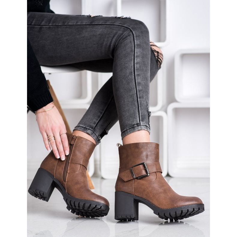 SDS Stilvolle Arbeiter an einer Bar braun 1