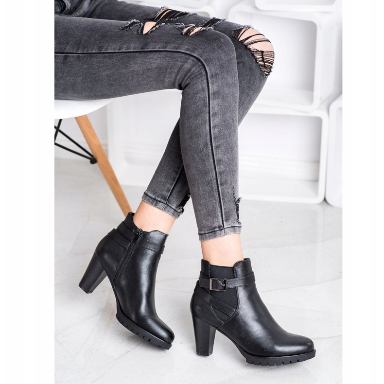 Flyfor Schwarze Stiefel auf High Heels 1