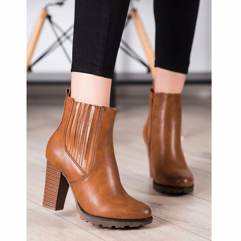 Super Mode braune Booties auf einem Pfosten 2