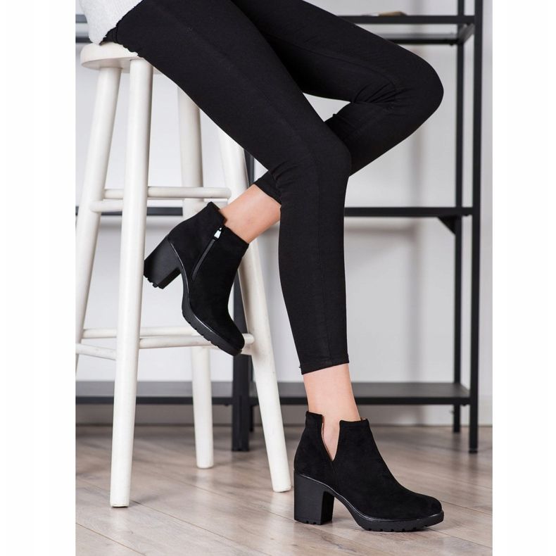 Bella Paris Schwarze Stiefeletten mit Schnitt 1