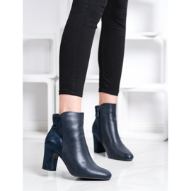 Kylie Marineblaue Stiefel auf einer Säule 1