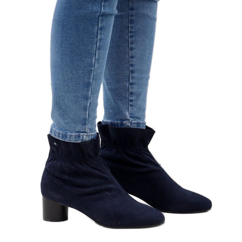 Marineblaue Wildlederstiefel am JM5512M-Pfosten 1