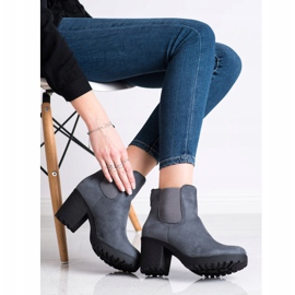 Queentina Chelsea-Stiefel an einer Bar grau 2