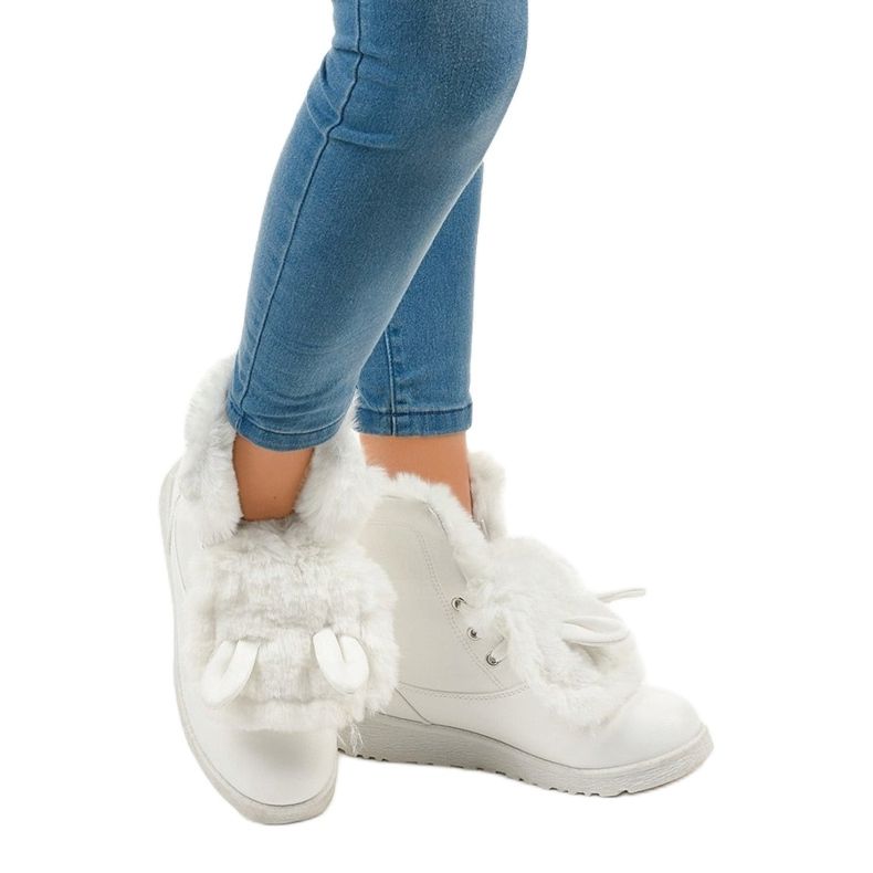 Weiße isolierte Stiefel von Alrindra 1