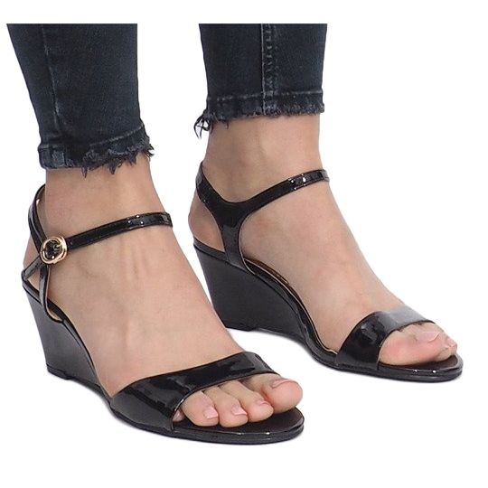 Schwarz lackierte Sandalen auf einem zarten Queen-Keilabsatz 1