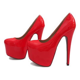 Hochlackierte Pins auf der roten Plattform D905 2