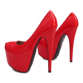 Hochlackierte Pins auf der roten Plattform D905 4