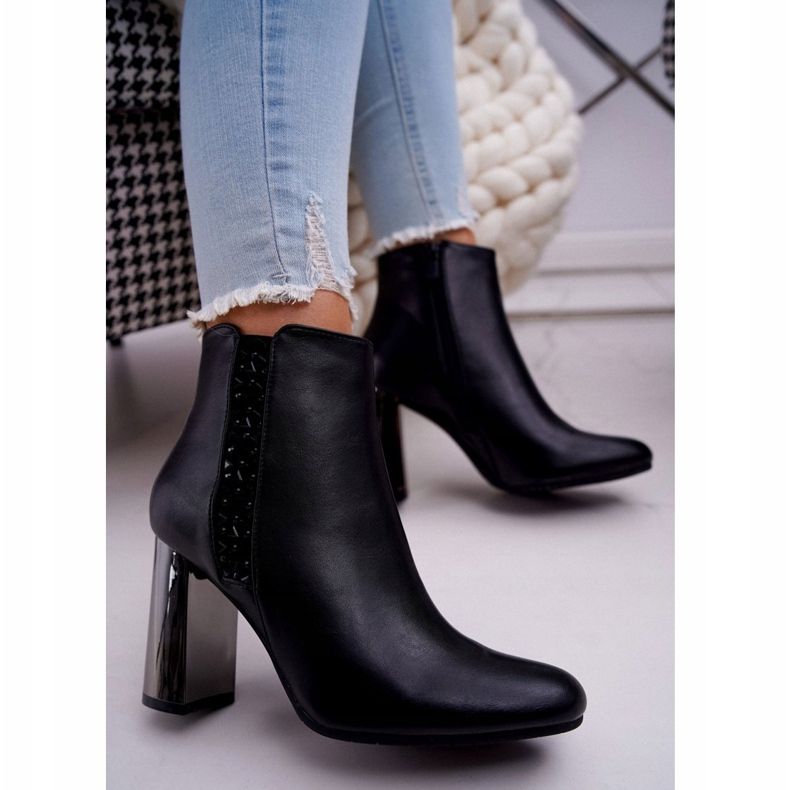 Damenstiefel auf einem silbernen Post Black Peve schwarz 2