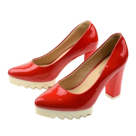 Rote Pumps am Silverbee-Pfosten 1