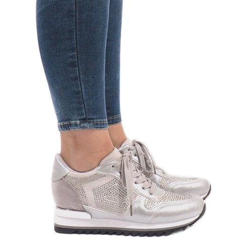 Silberne Turnschuhe auf dem Keil G-125 1