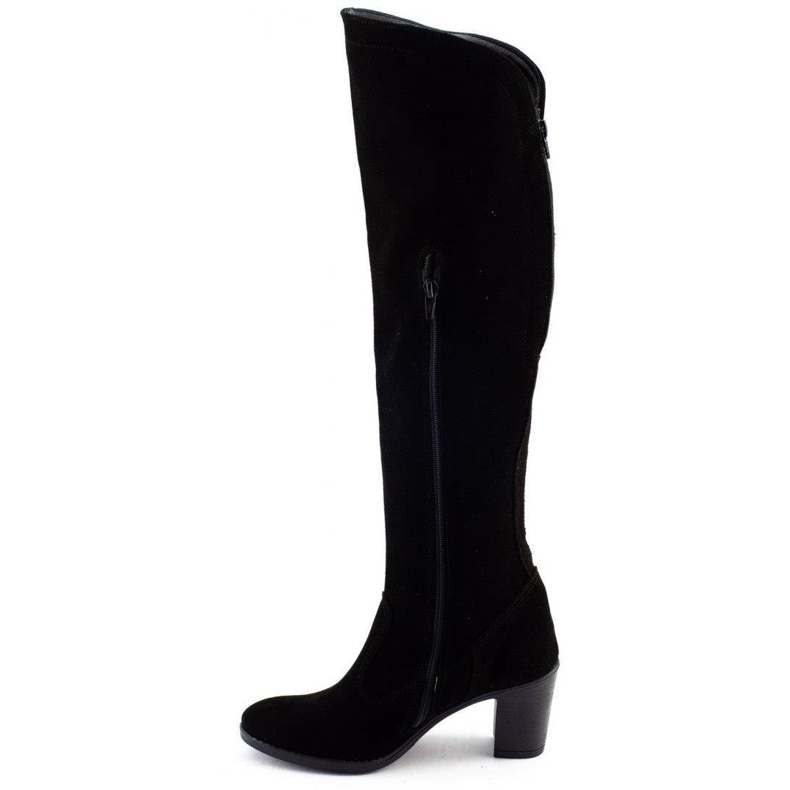 Olivier Agnes isolierte Stiefel auf einem schwarzen Pfosten 1