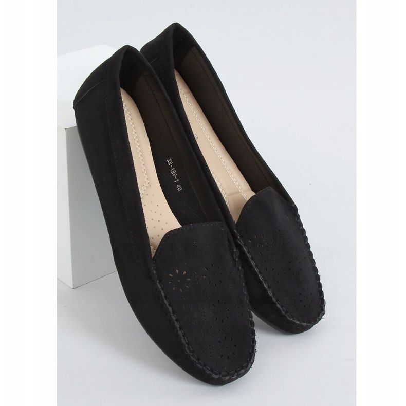 Schwarze Loafer mit Lochmuster XR-1R6 Schwarz 1