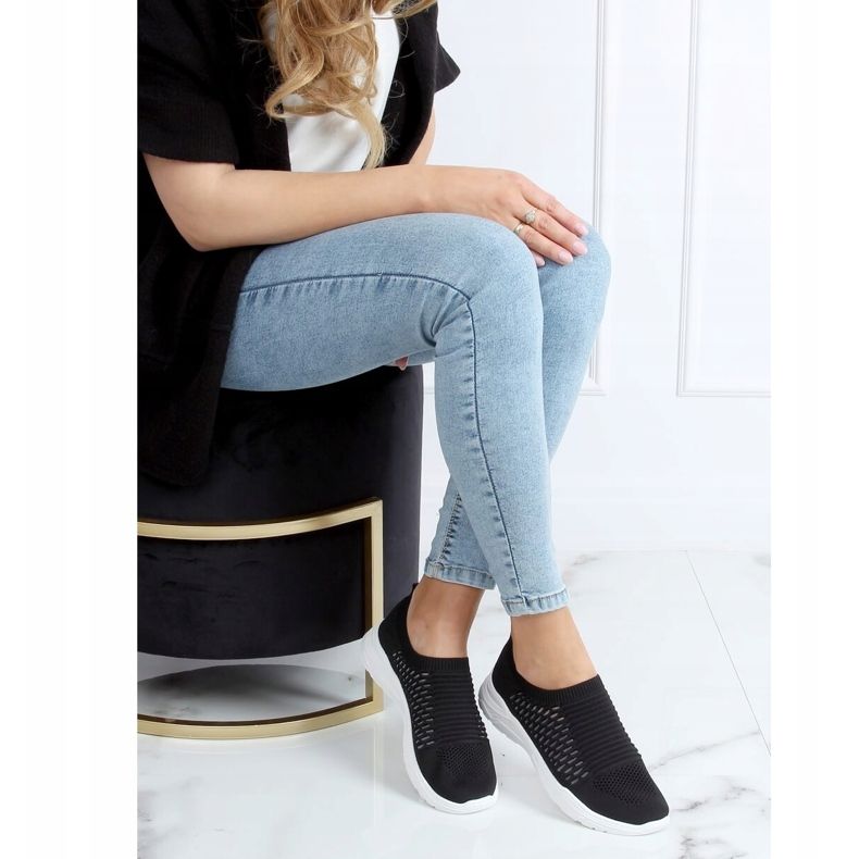 Schwarze Sportschuhe mit Socken 9862 Black 2