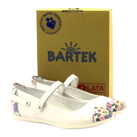 Mädchen -Leder -Ballerinas mit weißen Blumen Bartek 4