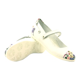 Mädchen -Leder -Ballerinas mit weißen Blumen Bartek 3