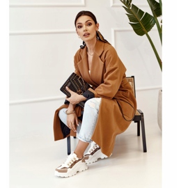 Damen-Sneaker auf einem massiven weißen Daydreamer beige braun golden 1