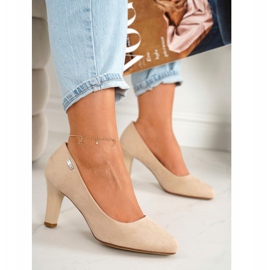 PJ1 Klassische Pumps auf einer Bar Wildleder Beige Eleanor 1