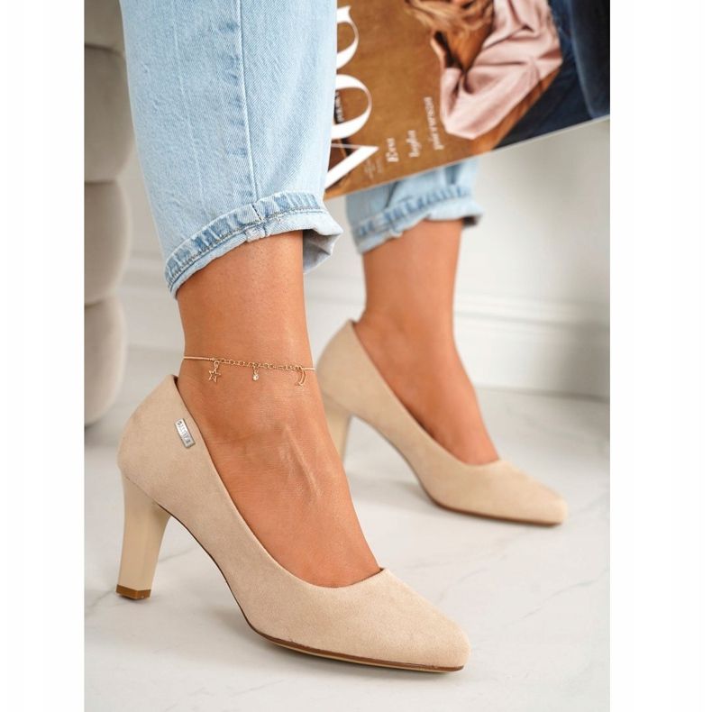 PJ1 Klassische Pumps auf einer Bar Wildleder Beige Eleanor 1