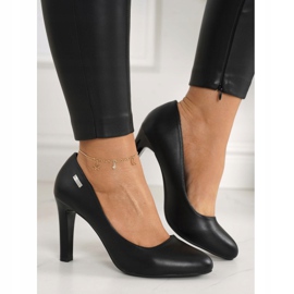 PJ1 Klassische schwarze Eliana Pumps an einer Bar 2