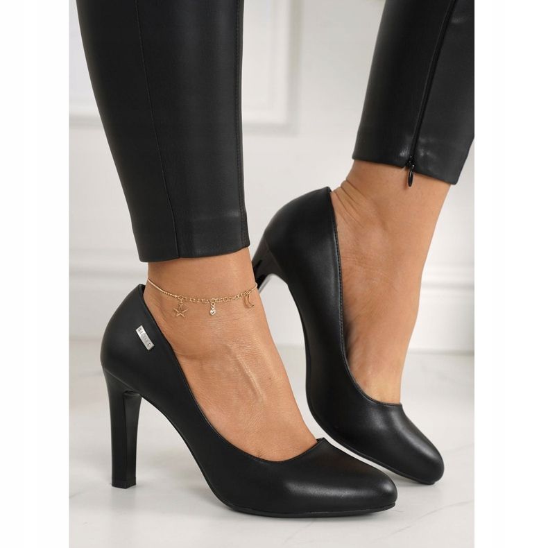 PJ1 Klassische schwarze Eliana Pumps an einer Bar 2