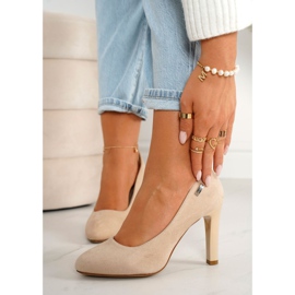 PJ1 Klassische Pumps auf einer Bar Wildleder Beige Eliana 1