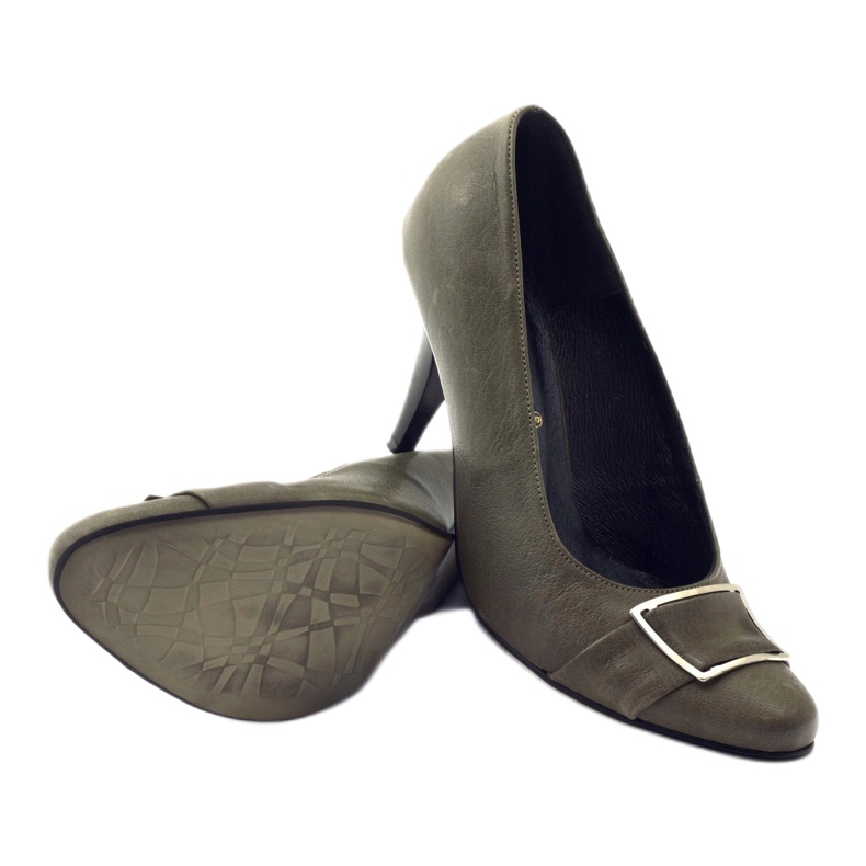 Graue Lederpumpen mit einer silbernen Korda -Klemme 3