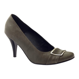 Graue Lederpumpen mit einer silbernen Korda -Klemme 1