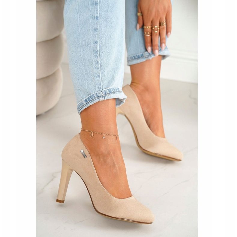 PJ1 Klassische Pumps auf einer Bar Wildleder Beige Eliana 2