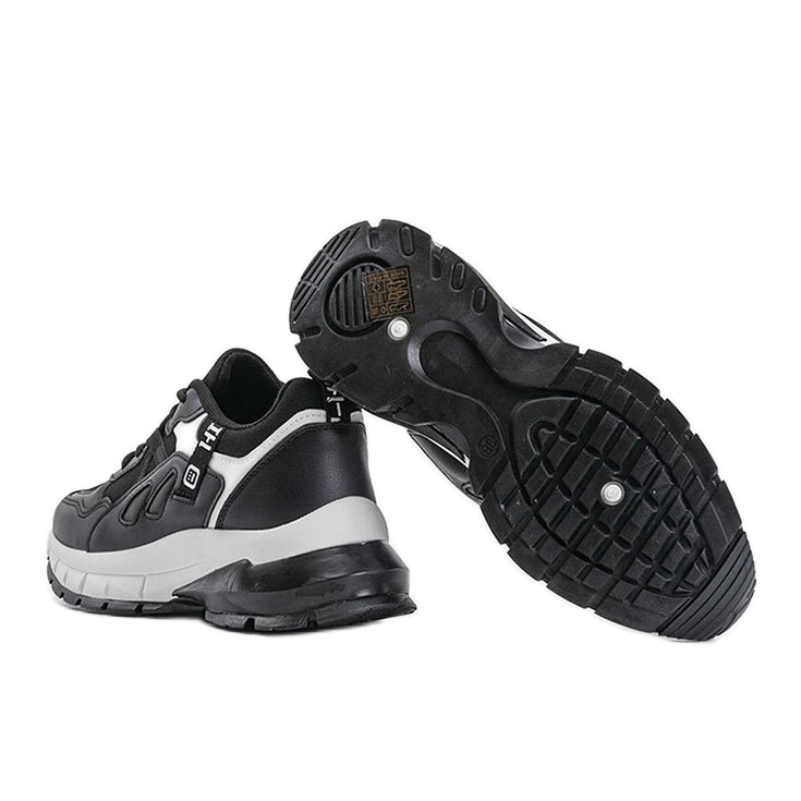 Schwarze Sneakers von Claire 1