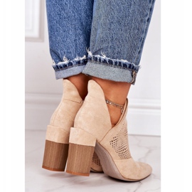 Durchbrochene Stiefeletten auf einem beige Michelle Post 1