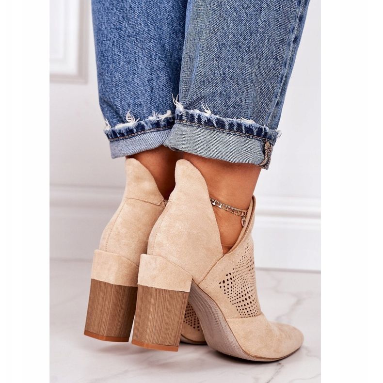 Durchbrochene Stiefeletten auf einem beige Michelle Post 1