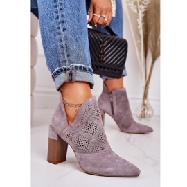 Durchbrochene Stiefel auf einem grauen Michelle-Pfosten beige braun 2